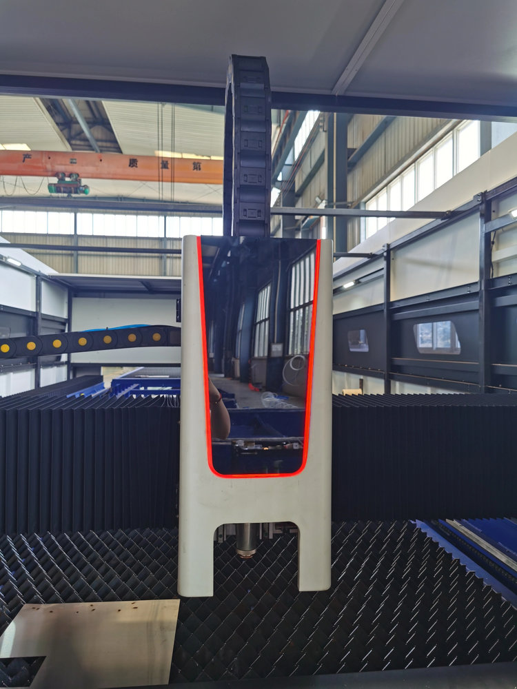 Полностью закрытый станок для  – обзор и цена Industrial Fiber Laser Cutting Machine